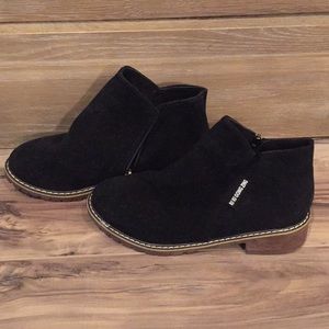 Size 7.5 NWOT Brown and Black Ankle Boots w/zipper